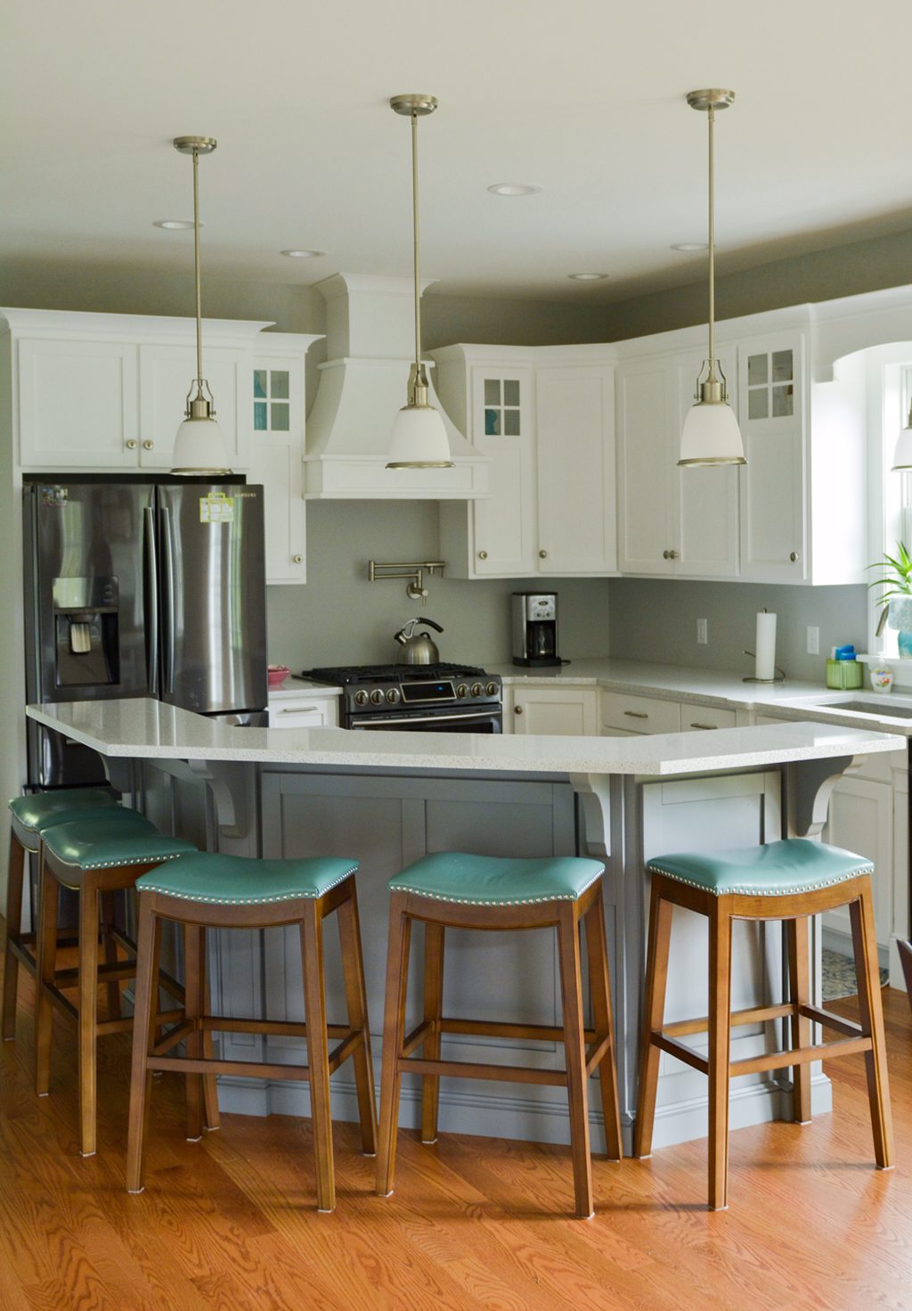 Modern Kitchen White with Bar